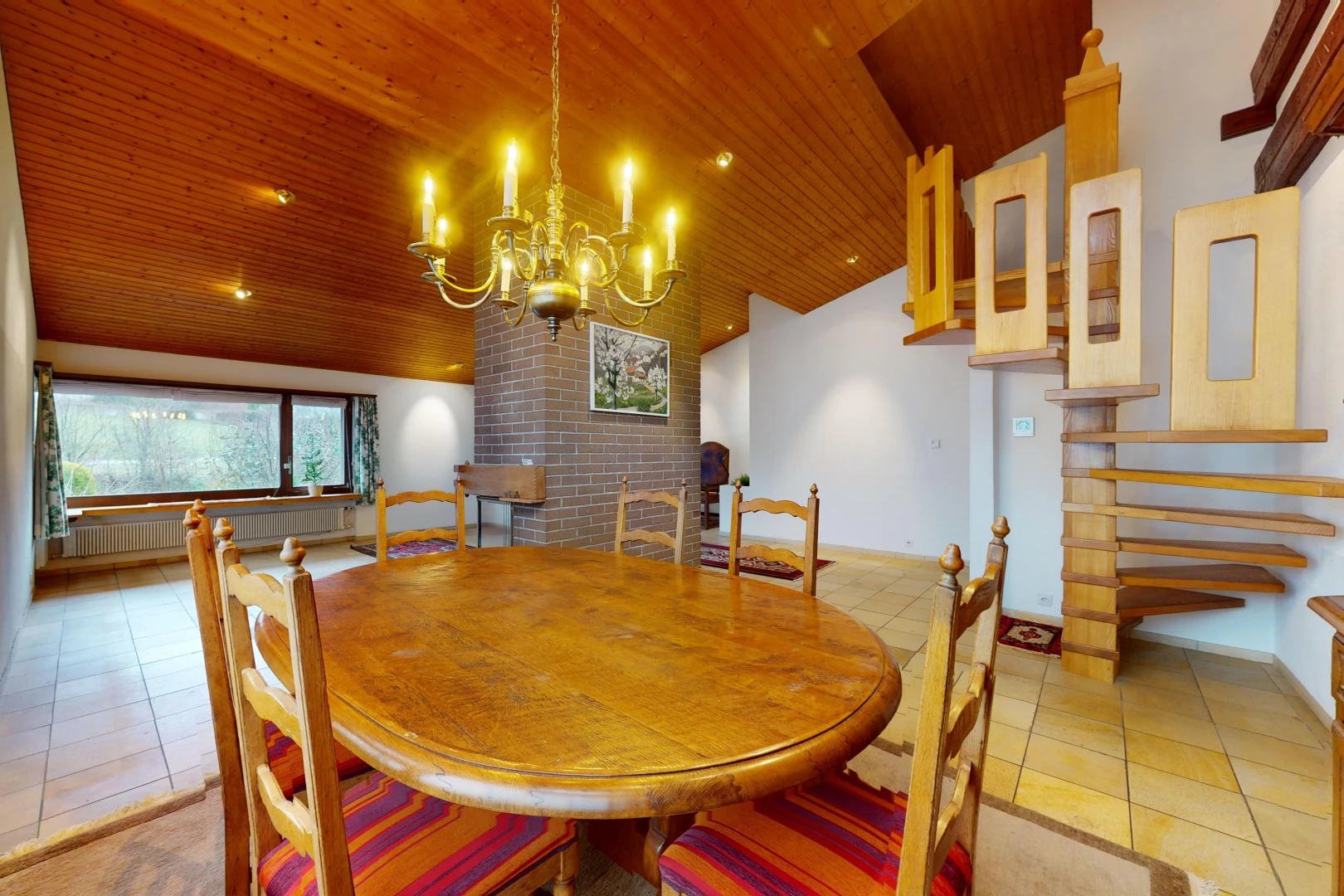 salle à manger avec plafond de bois, carrelage, lumière naturelle, et lustre
