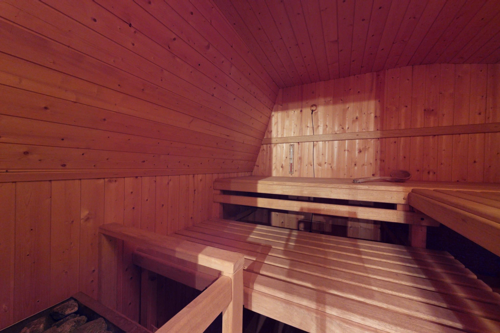 espace intérieur avec mur en bois et plafond de bois