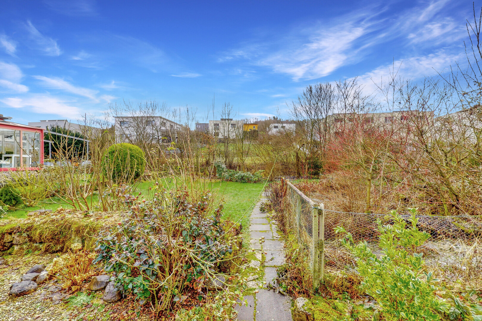 jardin avec day time et clôture