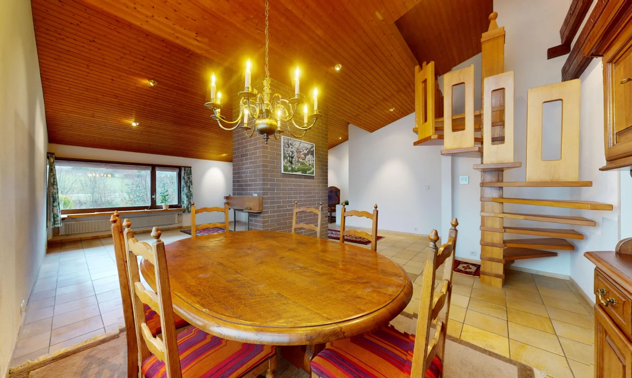 salle à manger avec plafond de bois, carrelage, lumière naturelle, et lustre