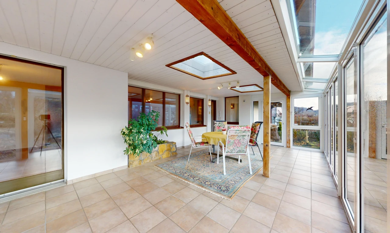 salle à manger avec lucarne, lumière naturelle, et fenêtres du sol au plafond