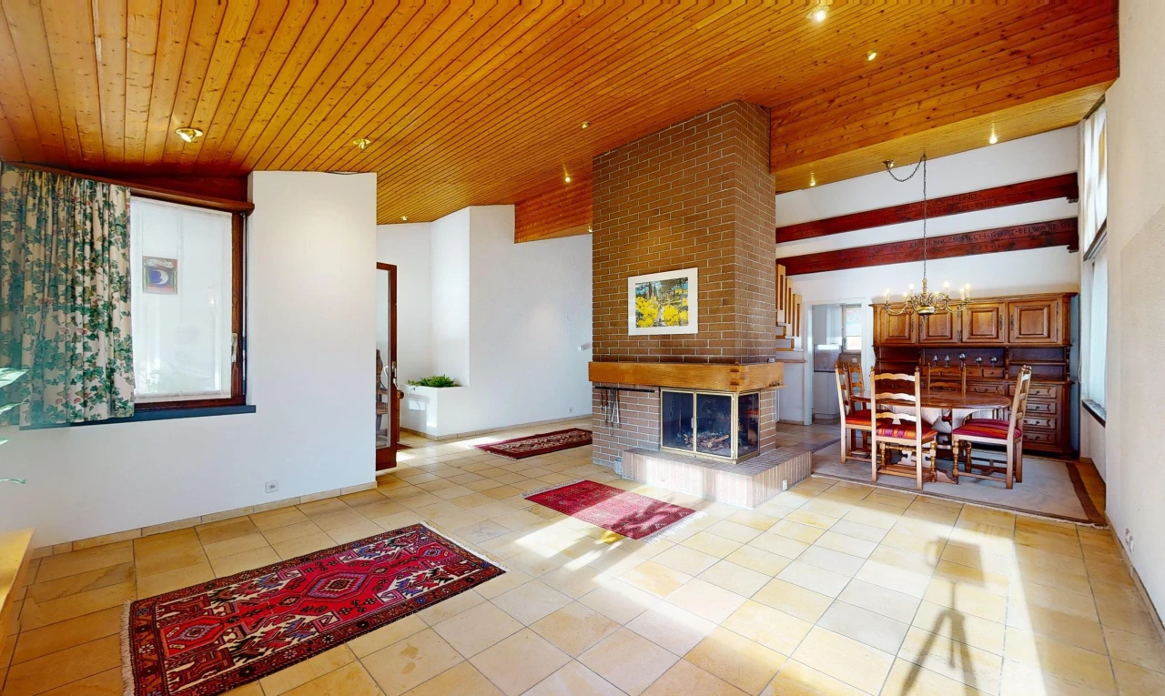 espace intérieur avec plafond de bois, lumière naturelle, carrelage, cheminée, et lustre