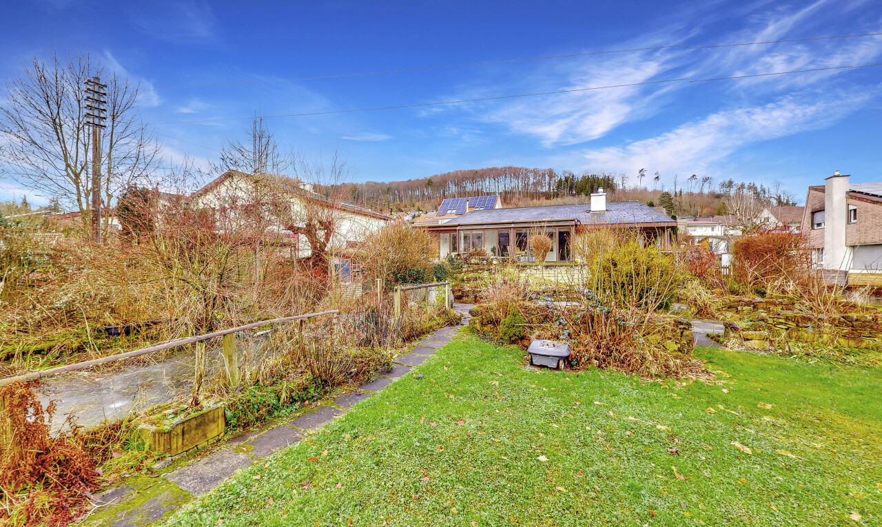 jardin avec pelouse, day time, property visible, et clôture