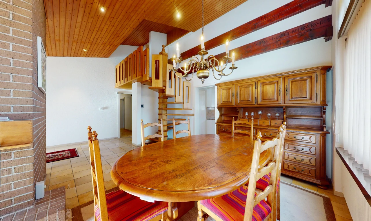 salle à manger avec haut plafond, plafond de bois, lustre, et carrelage