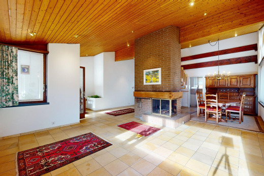 espace intérieur avec plafond de bois, lumière naturelle, carrelage, cheminée, et lustre