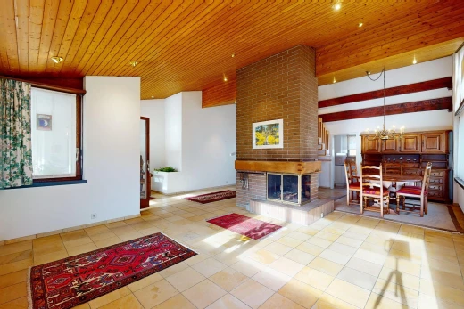 espace intérieur avec plafond de bois, lumière naturelle, carrelage, cheminée, et lustre
