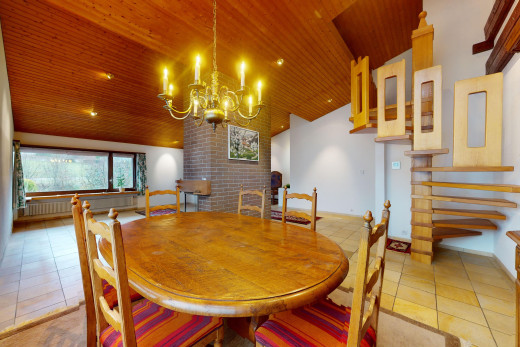 salle à manger avec plafond de bois, carrelage, lumière naturelle, et lustre