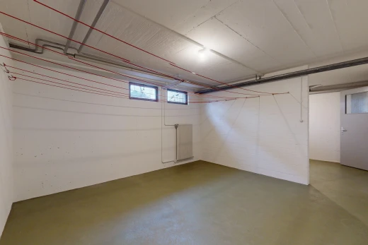 pièce vide avec lumière naturelle et sol en béton