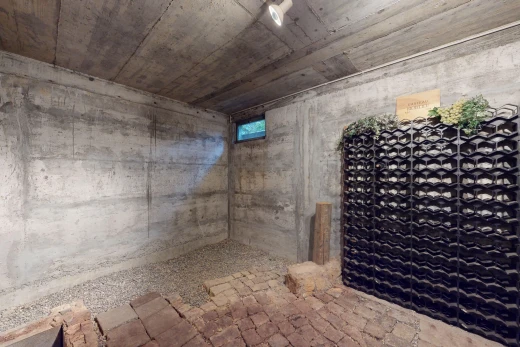 cave avec plafond en béton et mur en béton