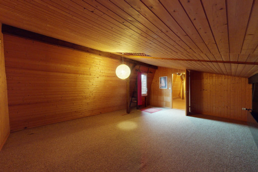 pièce vide avec plafond de bois, lumière naturelle, et mur en bois