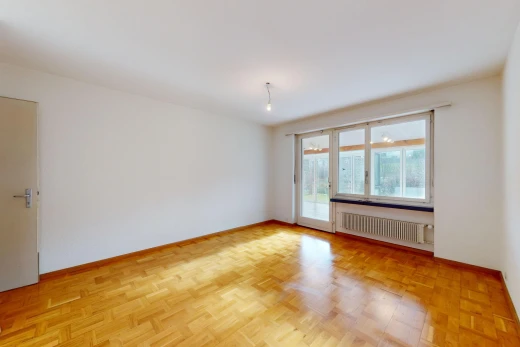 pièce vide avec radiateur, parquet, et lumière naturelle