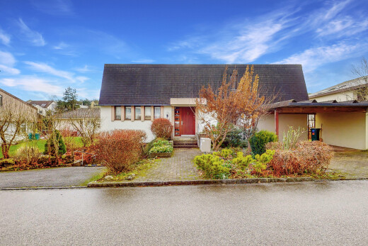 außenansicht mit property visible, carport angeschlossen, day time, stuckverkleidung, und auffahrt