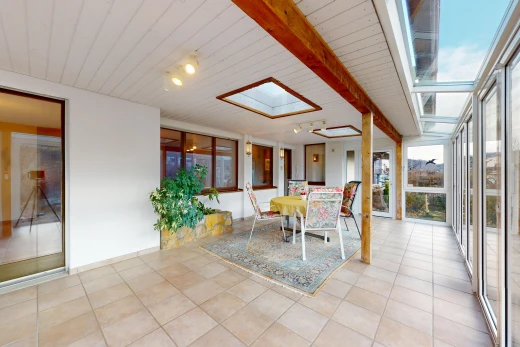 salle à manger avec lucarne, lumière naturelle, et fenêtres du sol au plafond
