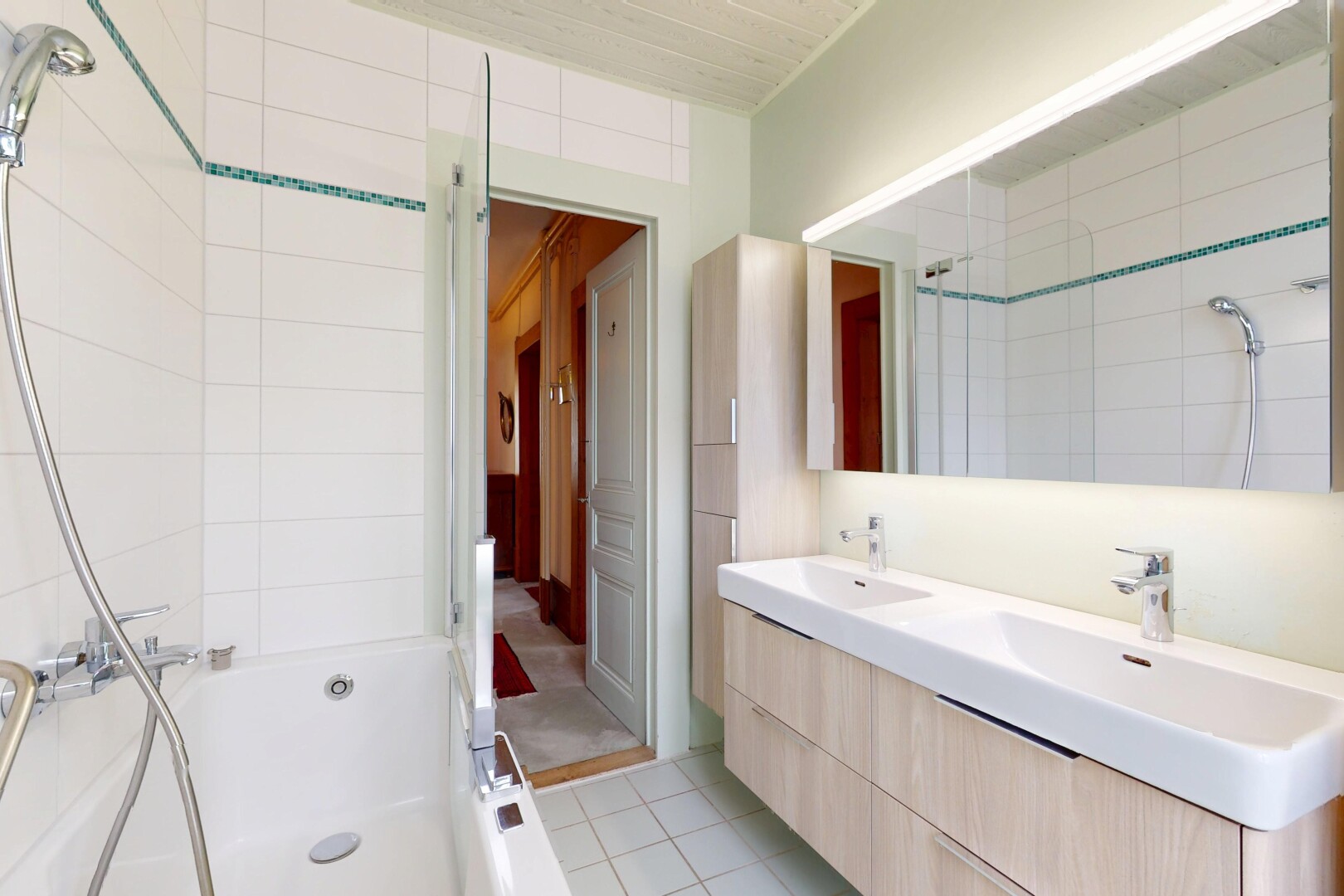 salle de bains avec tile shower, bain, inside property, salle de bain complète, et évier