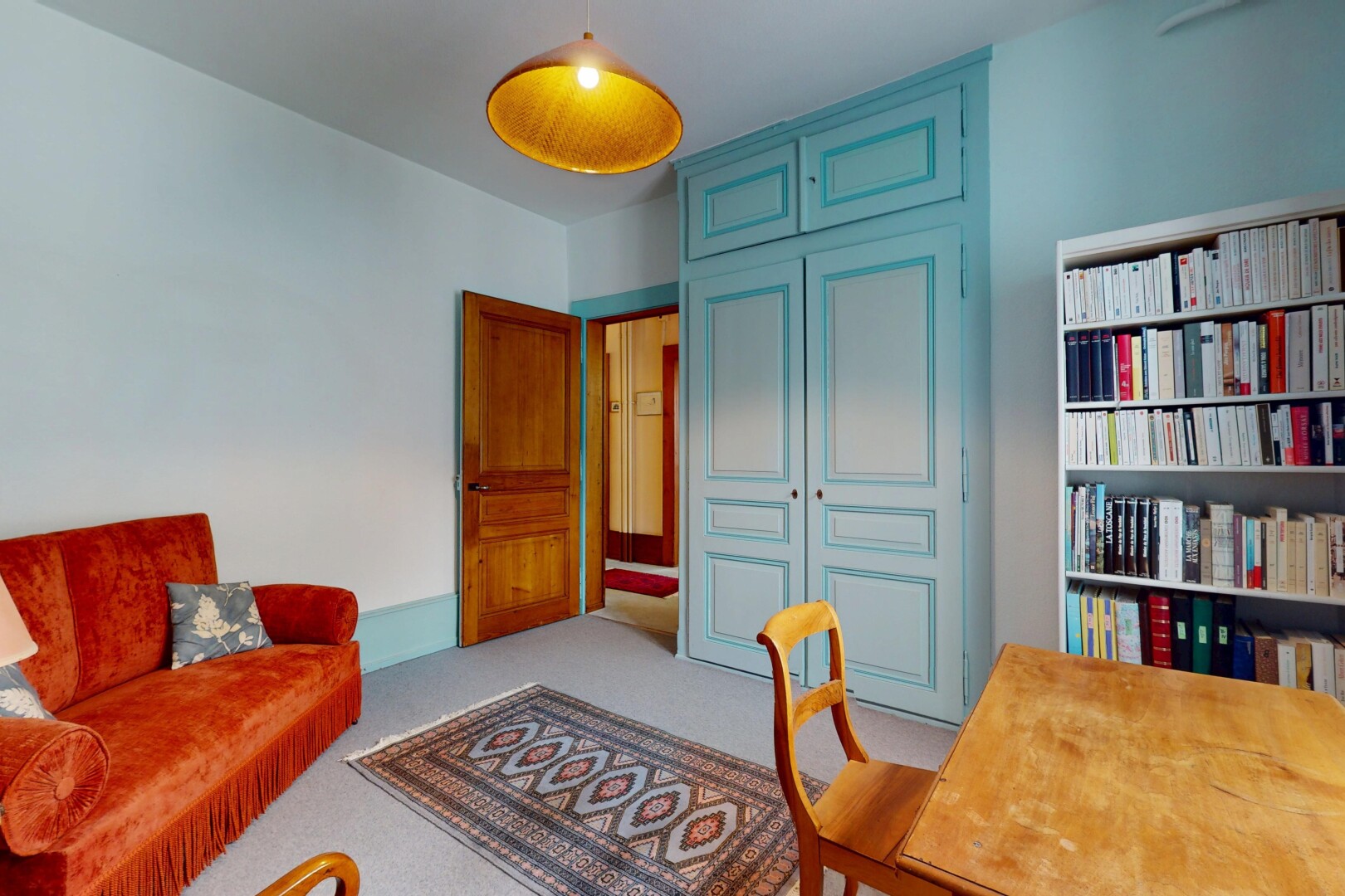 salon avec cloison sèche, drywall, moquette, carpet, et inside property
