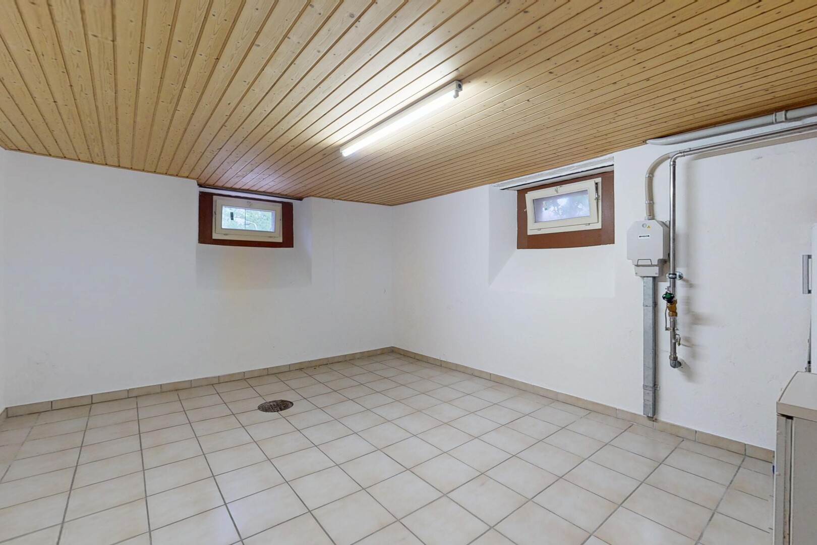 pièce vide avec plafond bas, low ceiling, sous-sol, plafond en bois, et wood ceiling