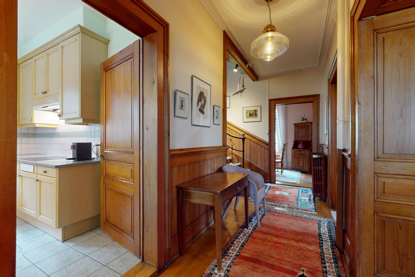 couloir avec mur à lambris, wainscot wall, cloison sèche, drywall, et backsplash