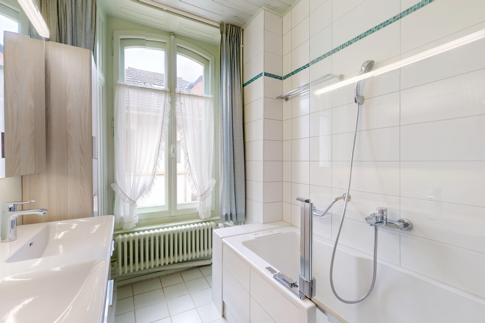 salle de bains avec radiateur, lumière naturelle, natural light, bain, et salle de bain complète