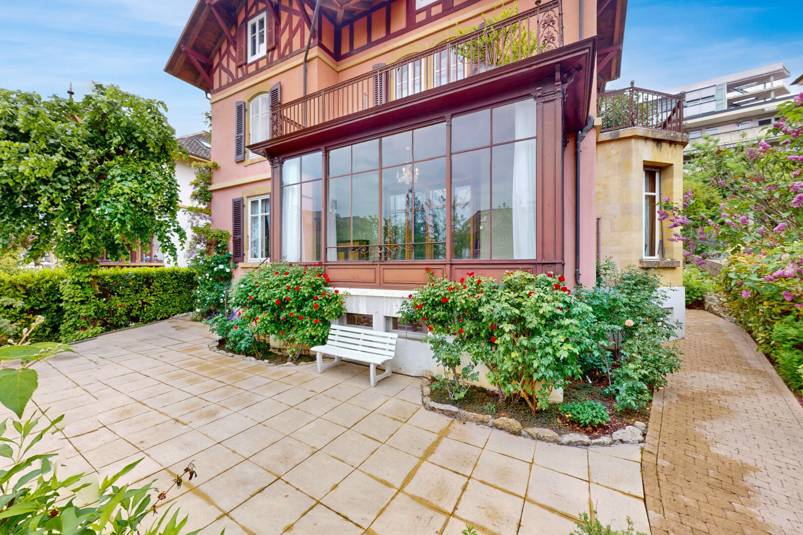 façade avec balcon, terrasse, bardage en verre, property visible, et day time