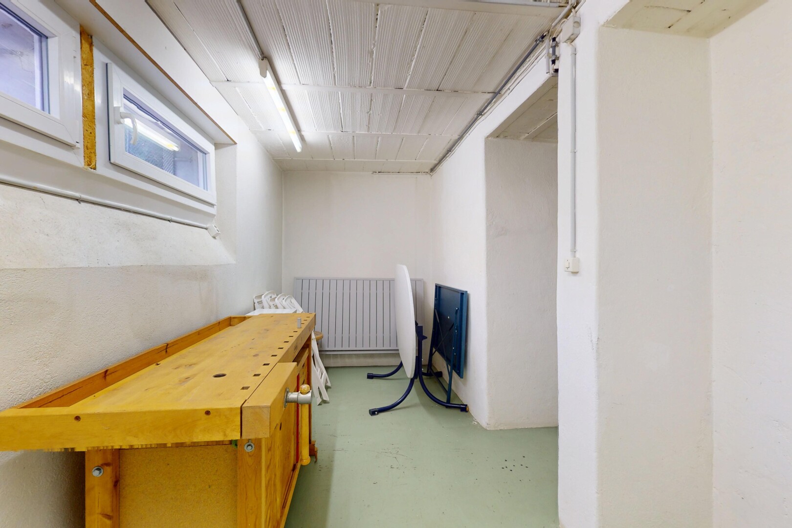 couloir avec sol en béton, concrete floor, finished concrete floor, radiateur, et inside property