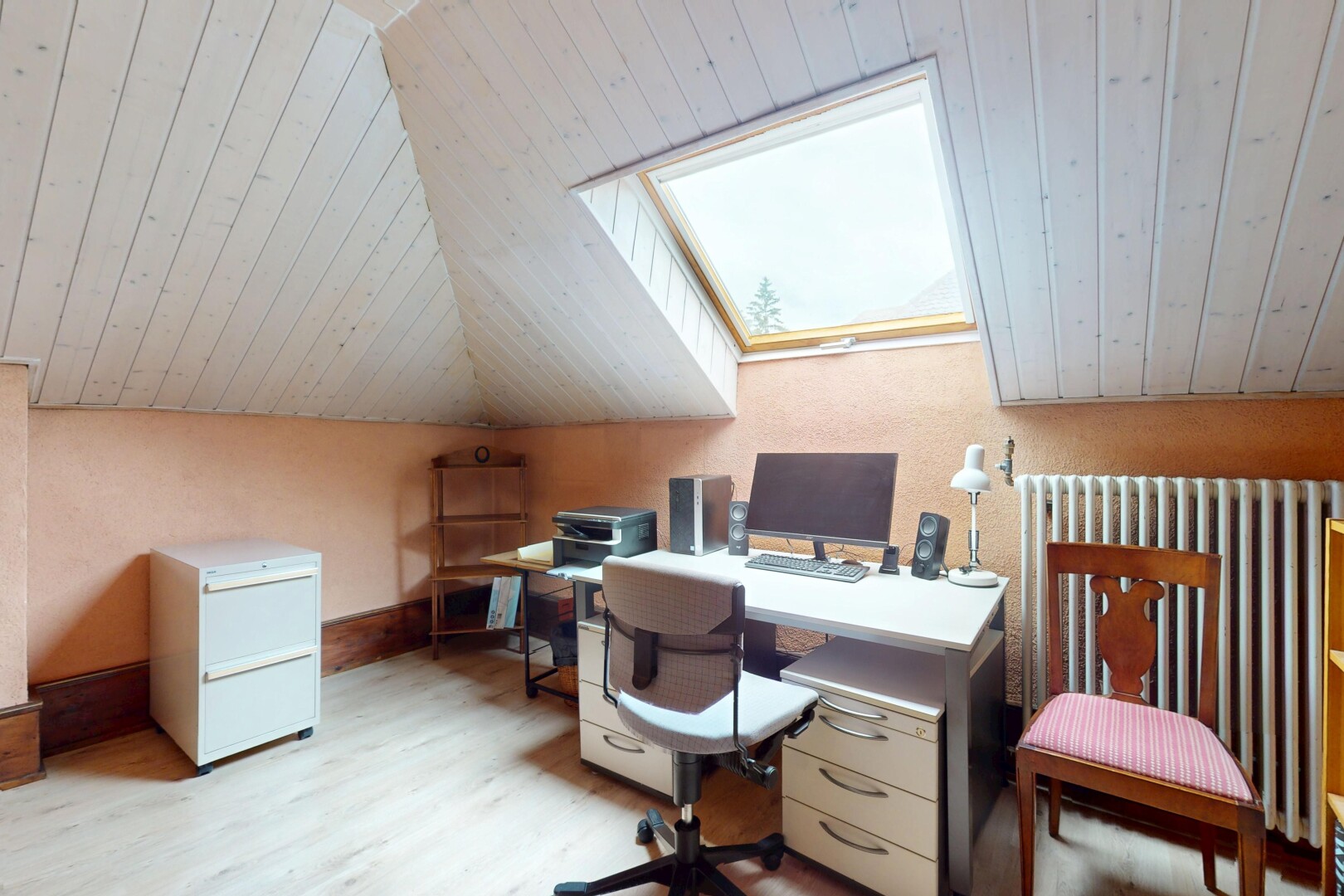 bureau avec pièce supplémentaire, télévision, sol en finition bois, wood finish floor, et puits de lumière