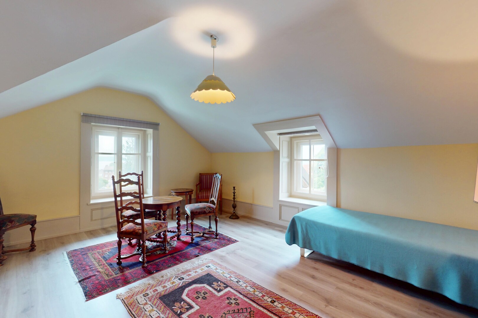 chambre avec pièce supplémentaire, lumière naturelle, natural light, sol en finition bois, et wood finish floor