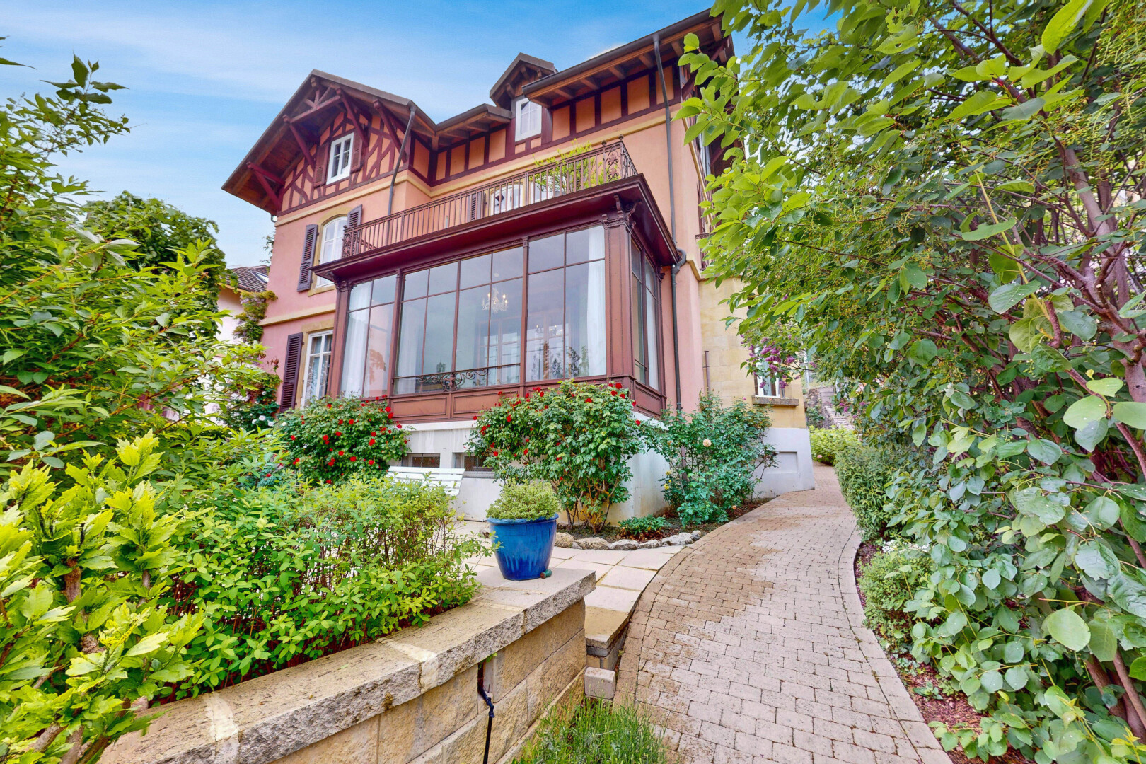 façade avec balcon, property visible, bardage en verre, day time, et bardage en stuc
