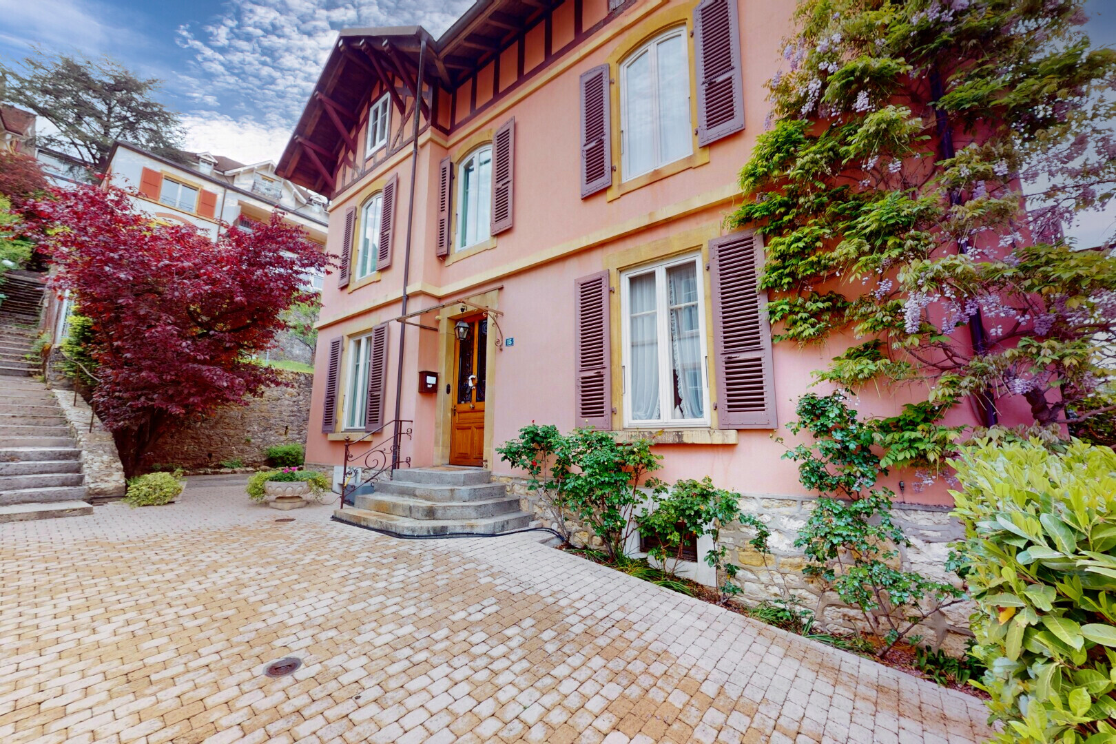 façade avec perron, bardage en stuc, property visible, et day time