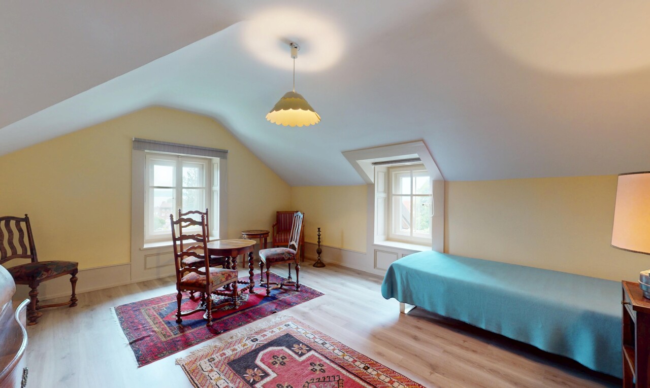 chambre avec pièce supplémentaire, lumière naturelle, natural light, sol en finition bois, et wood finish floor