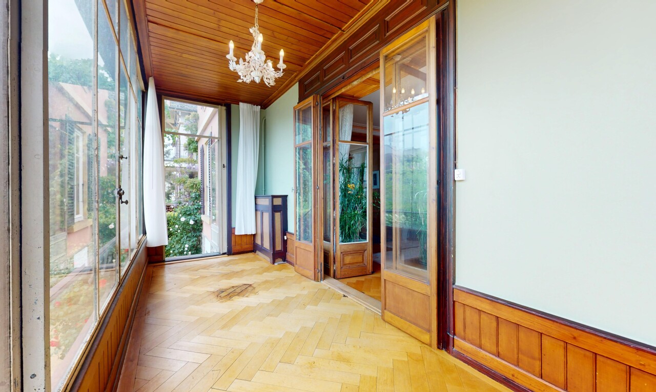 réception / lobby avec lustre remarquable, inside property, parquet floor, wainscot wall, et natural light