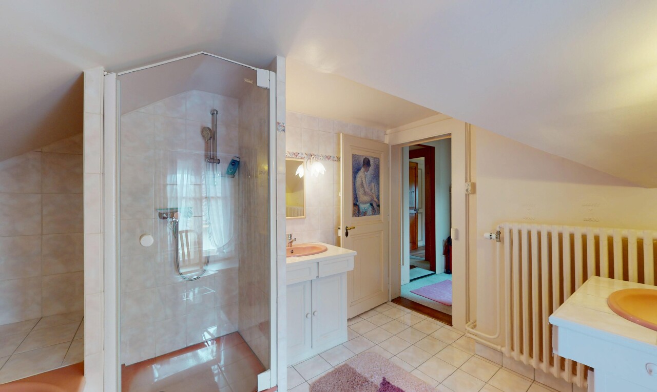 salle de bains avec radiateur, douche, tile shower, sol en carrelage, et tile floor