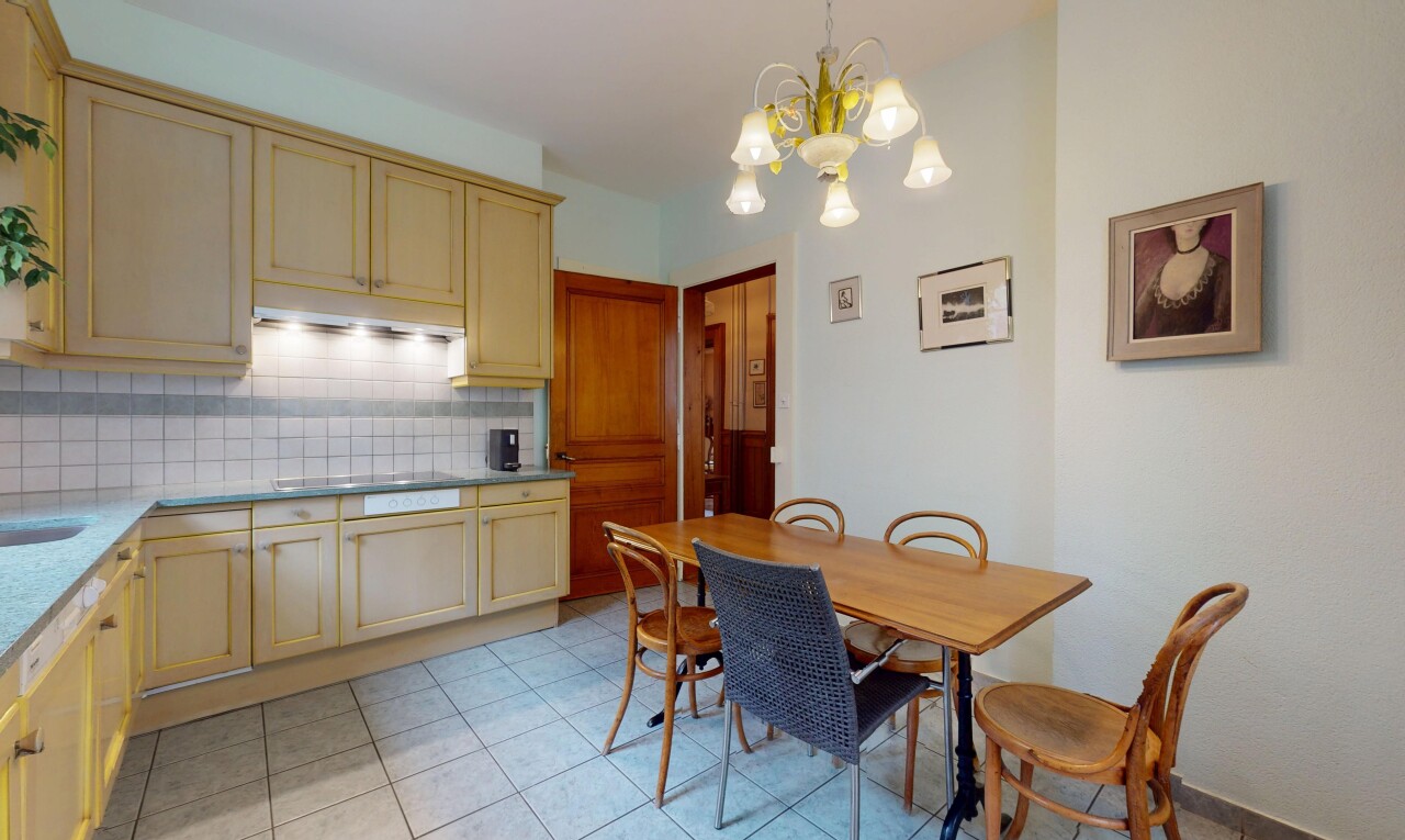 cuisine avec lustre remarquable, dosseret, backsplash, armoires de style shaker, et plaque de cuisson