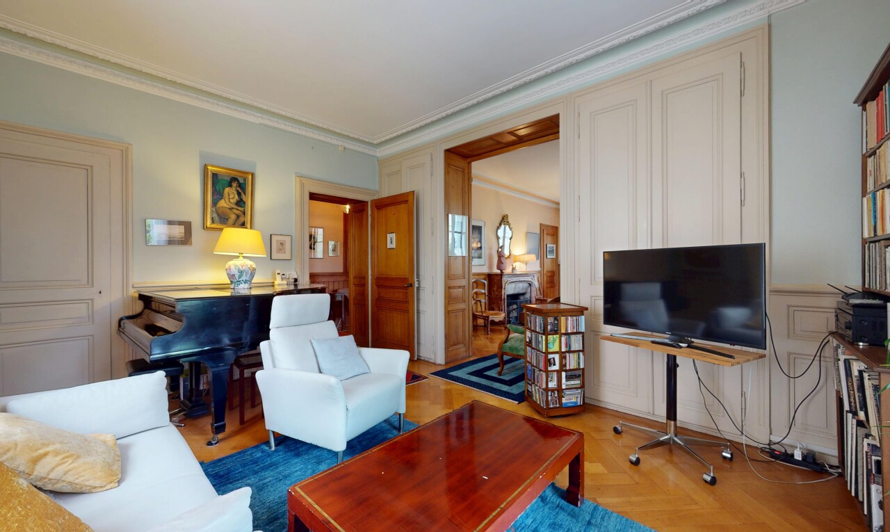 salon avec télévision, moulures, crown molding, parquet floor, et inside property
