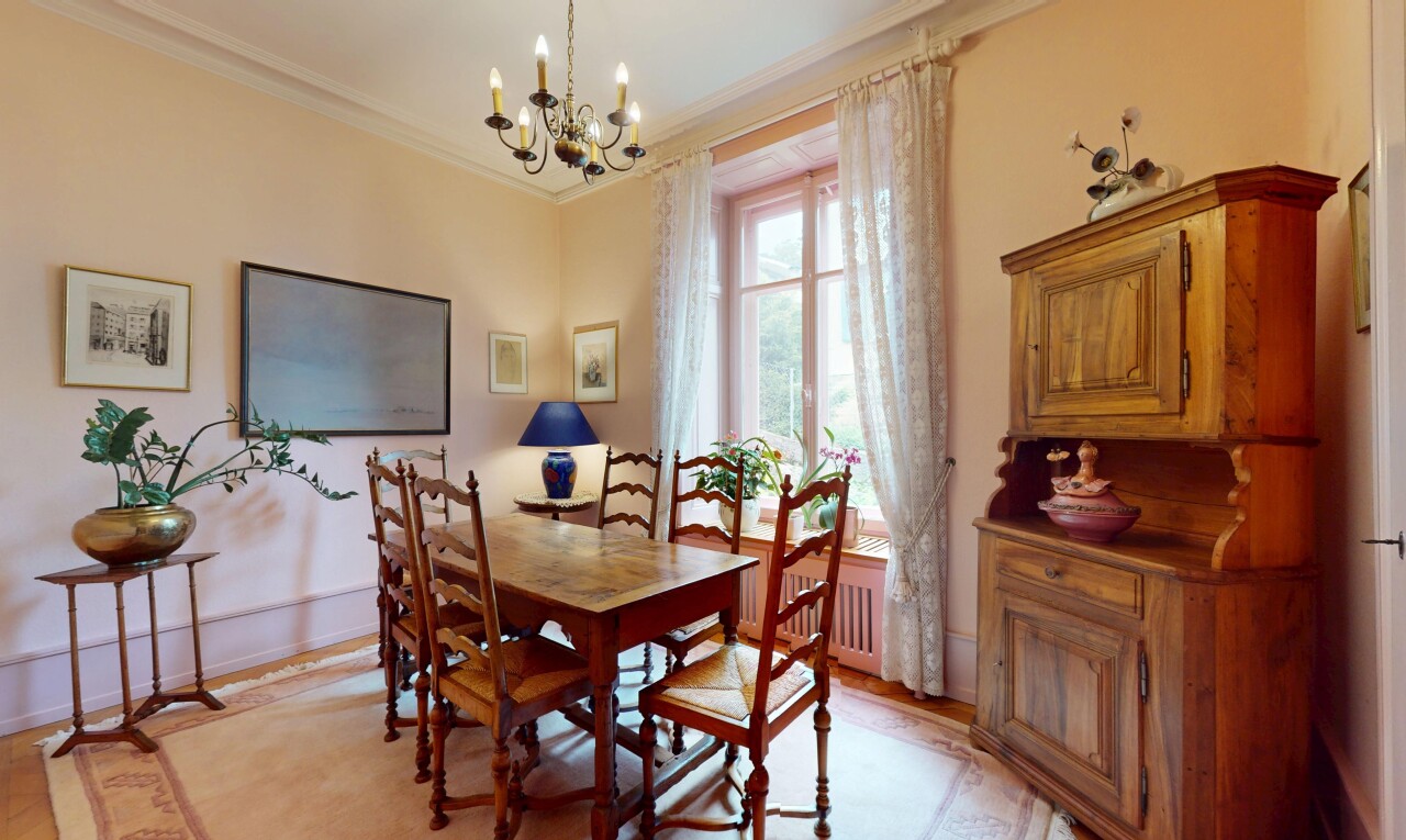 salle à manger avec lustre remarquable, moulures, crown molding, lumière naturelle, et natural light