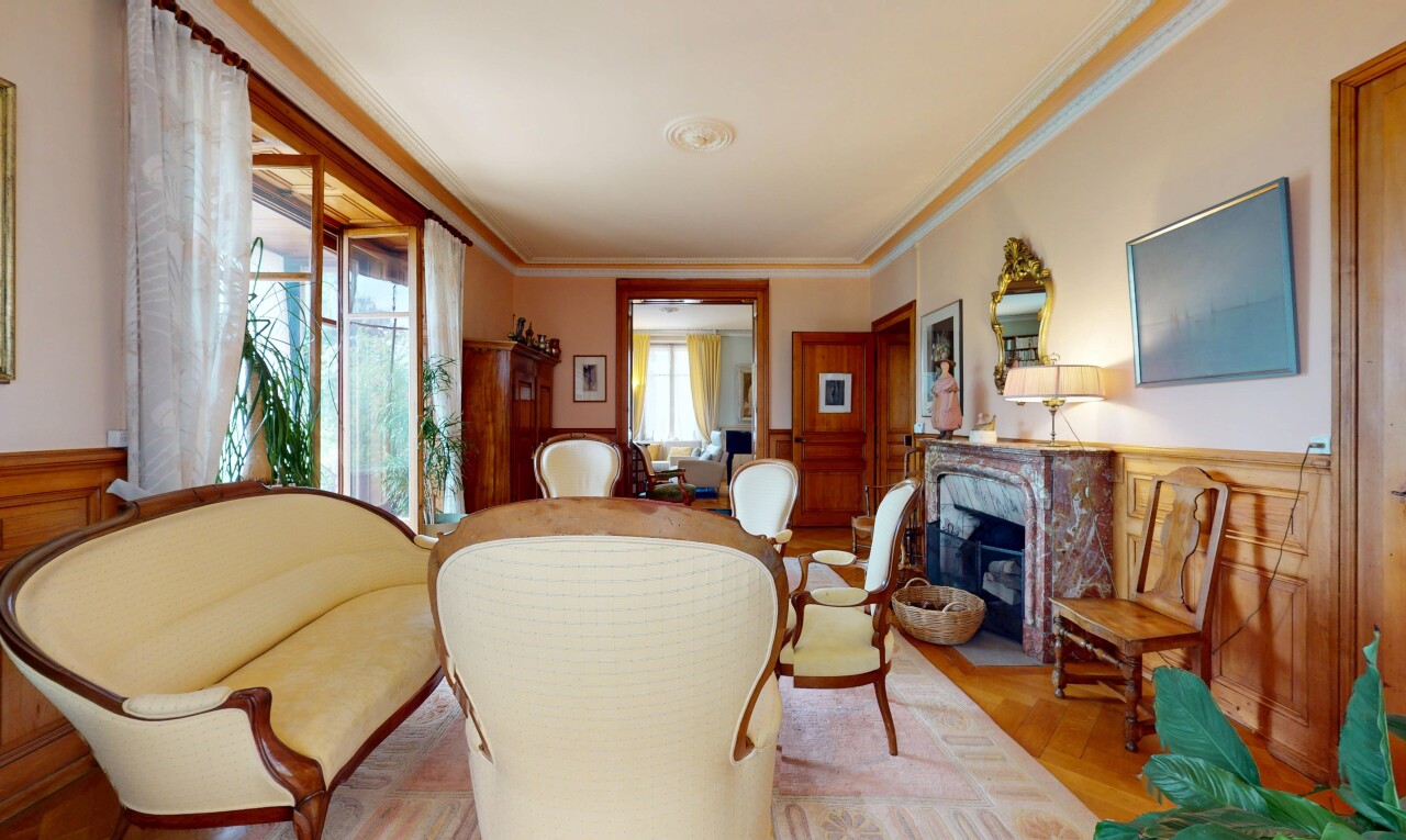 salon avec télévision, lumière naturelle, natural light, inside property, et moulures