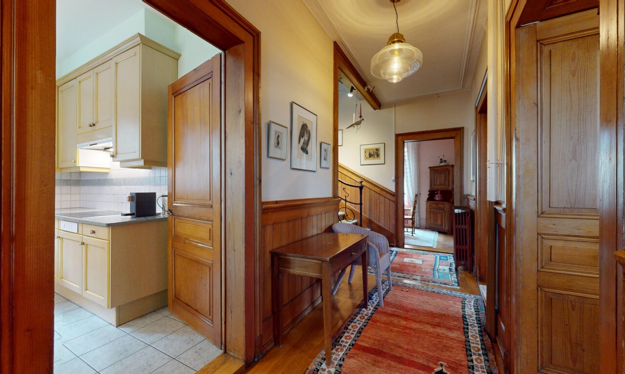 couloir avec mur à lambris, wainscot wall, cloison sèche, drywall, et backsplash