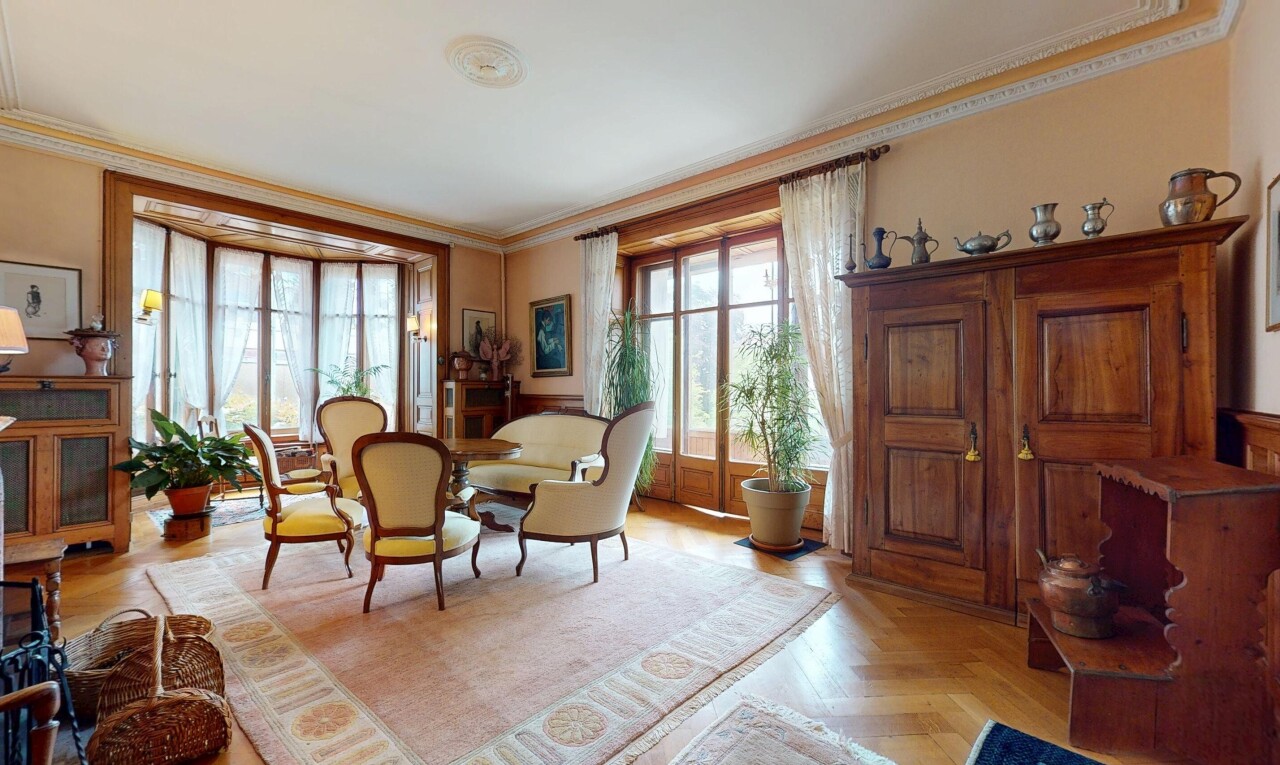 salle à manger avec parquet floor, inside property, lumière naturelle, natural light, et moulures