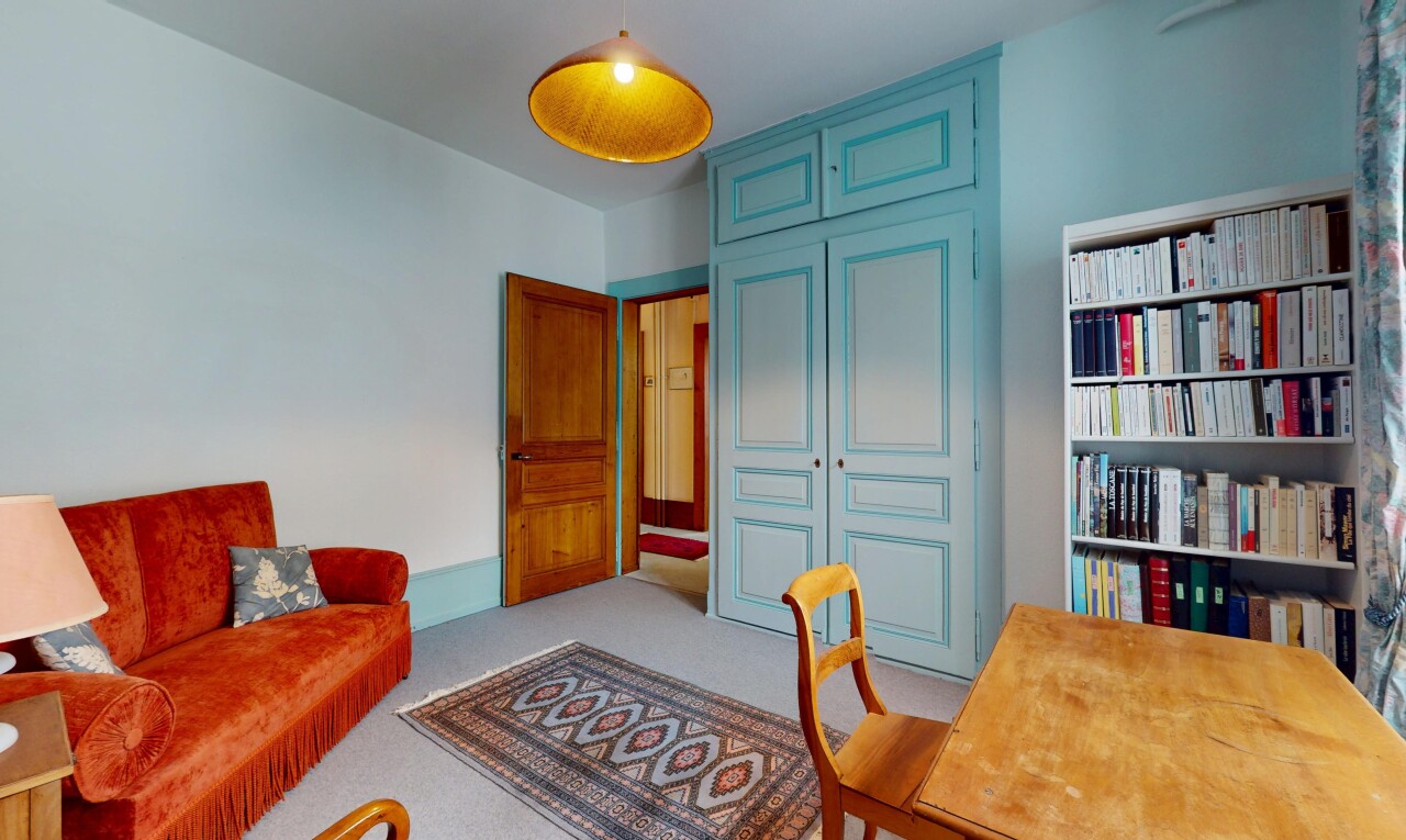 salon avec cloison sèche, drywall, moquette, carpet, et inside property
