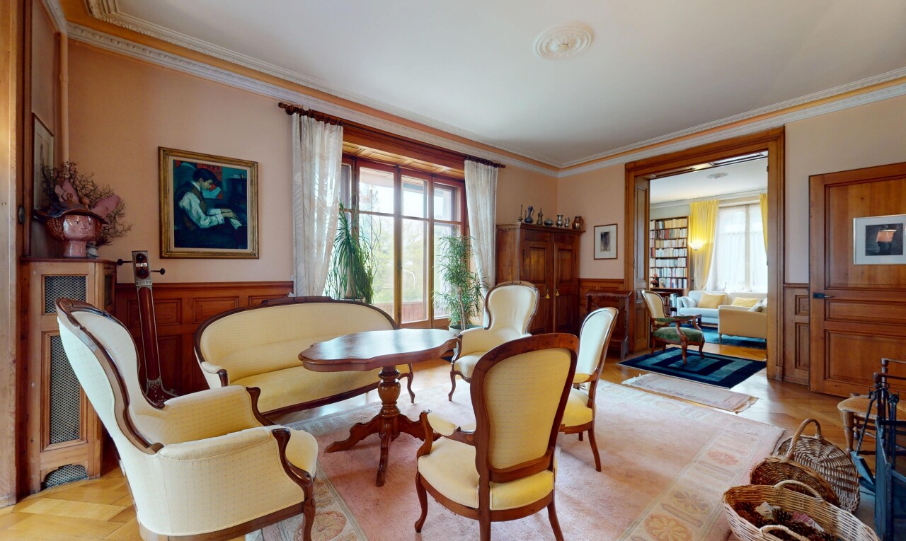 salle à manger avec lumière naturelle, natural light, mur à lambris, wainscot wall, et inside property