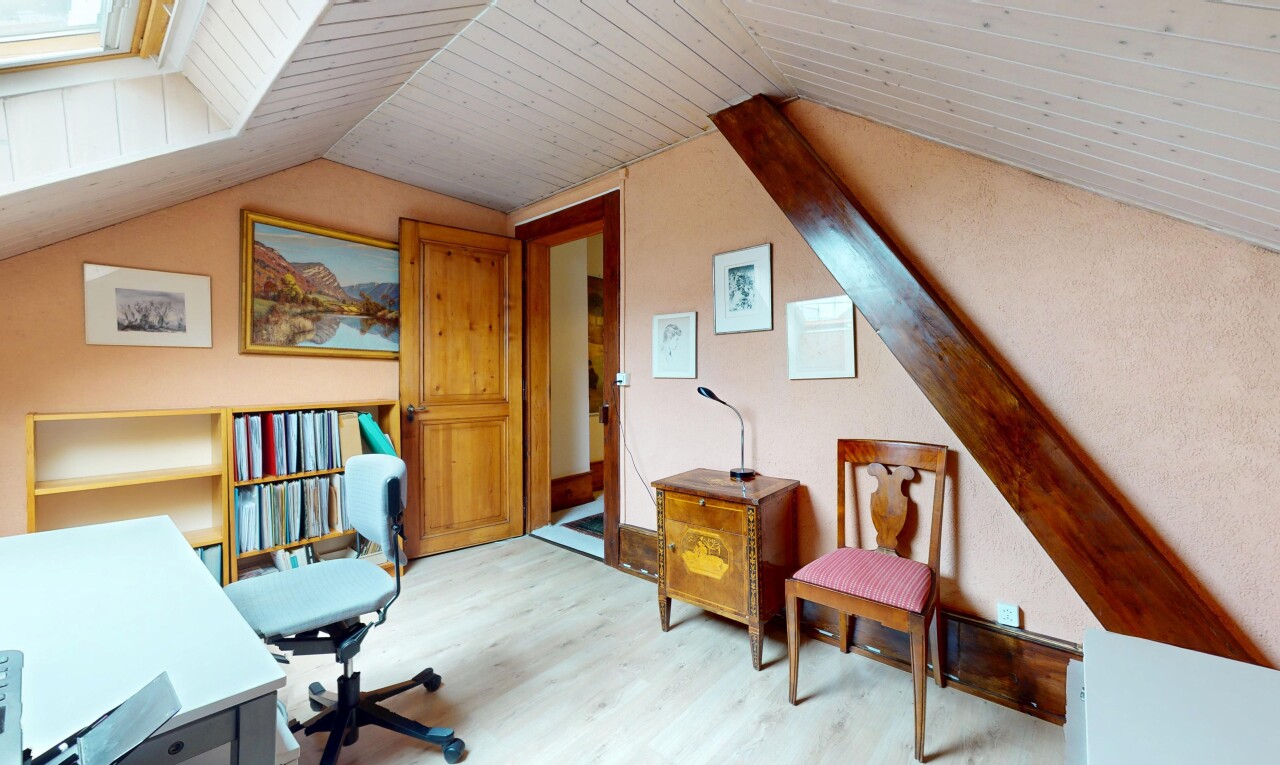bureau avec pièce supplémentaire, sol en finition bois, wood finish floor, plafond voûté, et vaulted ceiling