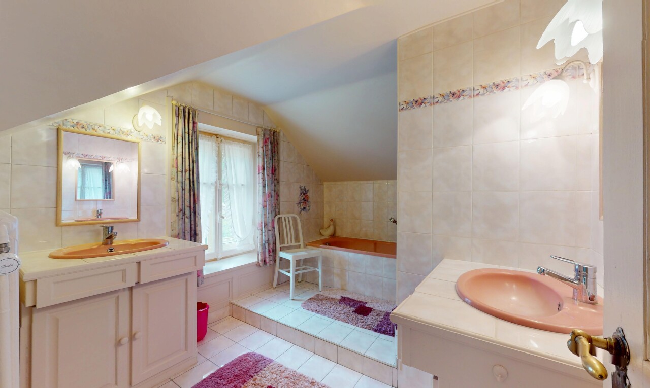 salle de bains avec évier, plafond voûté, vaulted ceiling, sol en carrelage, et tile floor