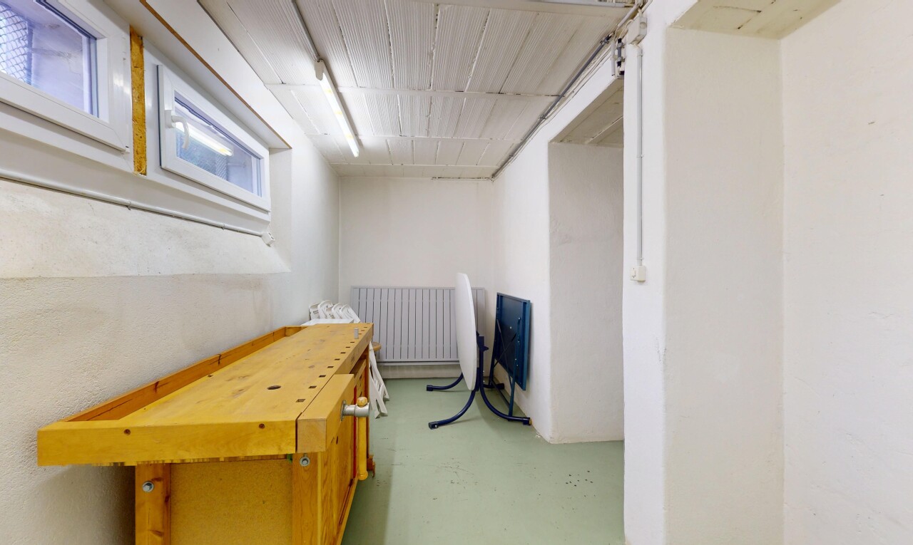 couloir avec sol en béton, concrete floor, finished concrete floor, radiateur, et inside property