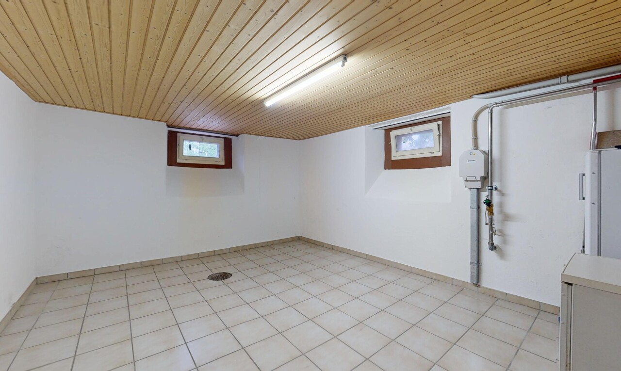 pièce vide avec plafond bas, low ceiling, sous-sol, plafond en bois, et wood ceiling