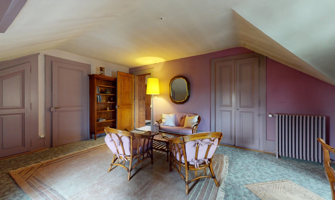 salle à manger avec radiateur, plafond voûté, vaulted ceiling, cloison sèche, et drywall