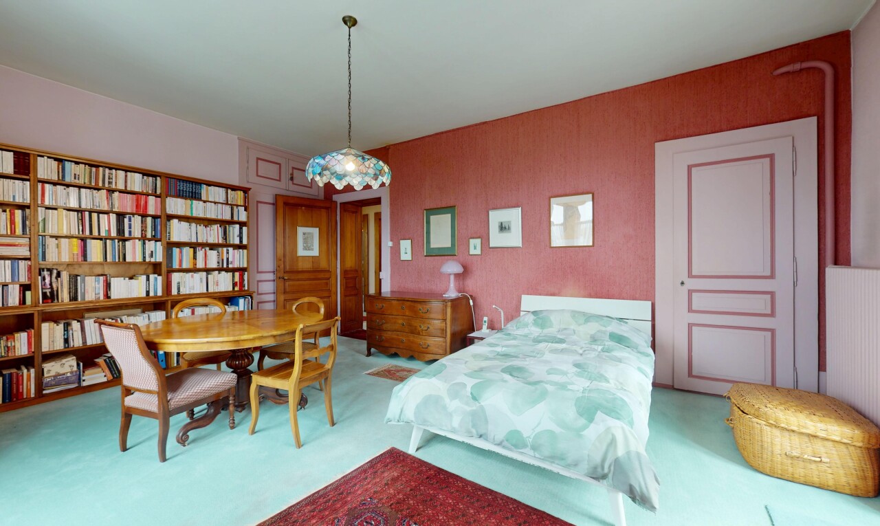 chambre avec moquette, carpet, et inside property