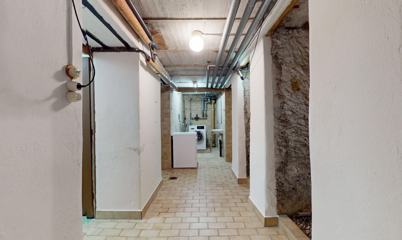 couloir avec lave-linge et sèche-linge, sous-sol, et inside property