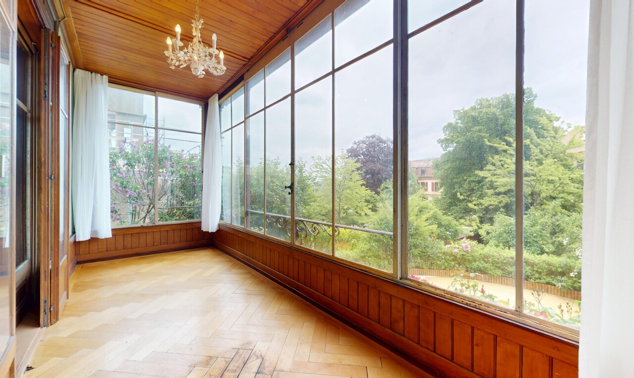 pièce vide avec parquet floor, lustre remarquable, lumière naturelle, natural light, et overcast