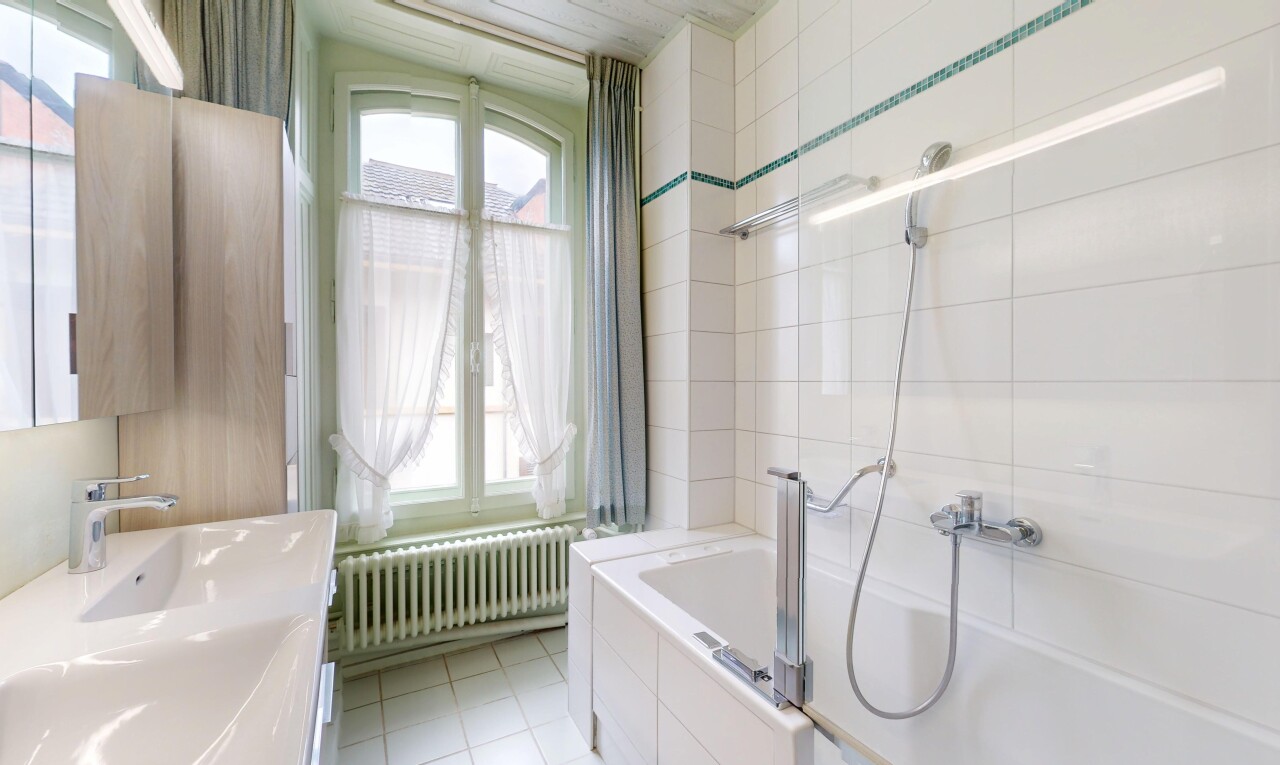 salle de bains avec radiateur, lumière naturelle, natural light, bain, et salle de bain complète