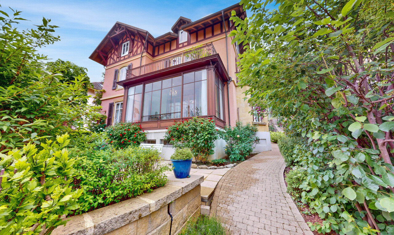façade avec balcon, property visible, bardage en verre, day time, et bardage en stuc