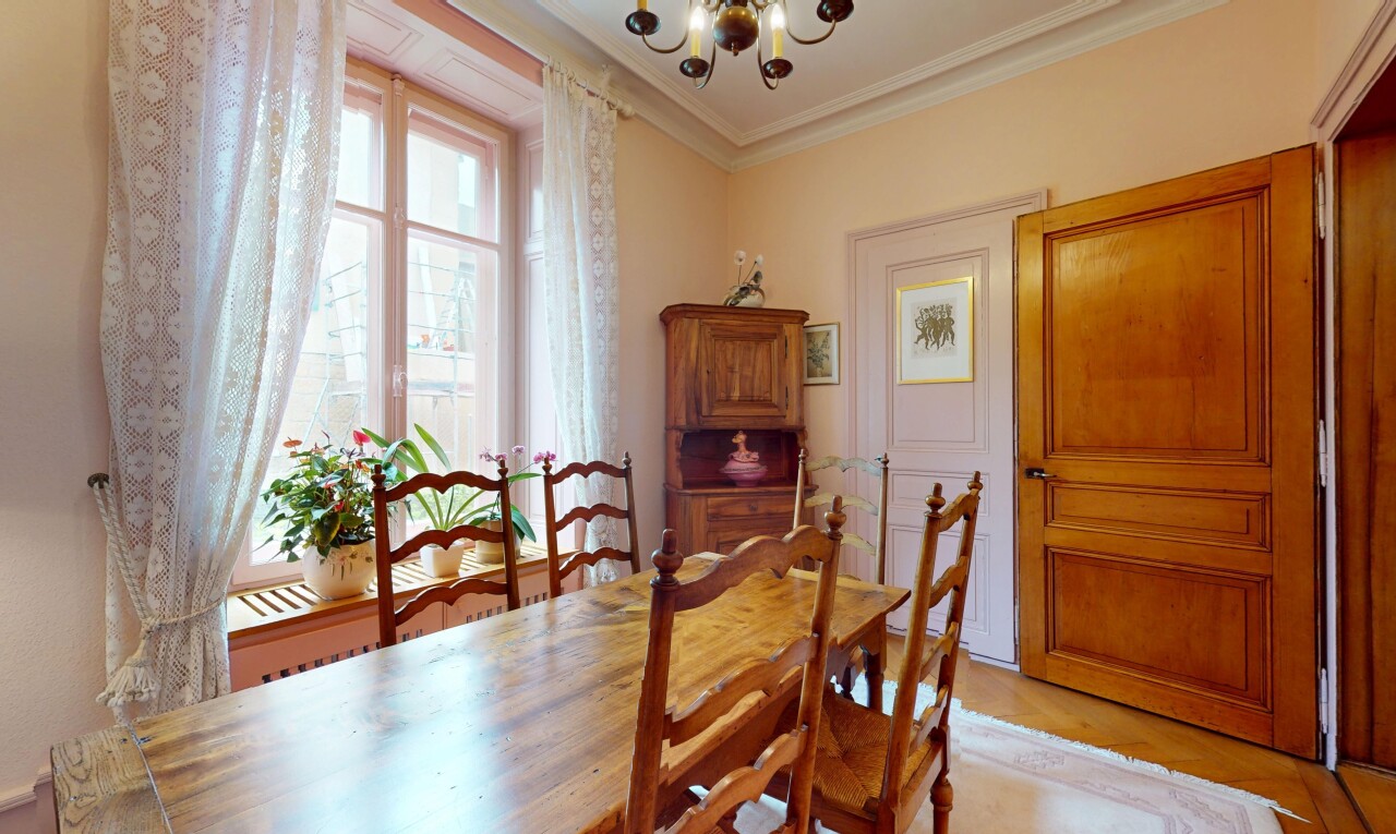 salle à manger avec lustre remarquable, inside property, lumière naturelle, natural light, et moulures